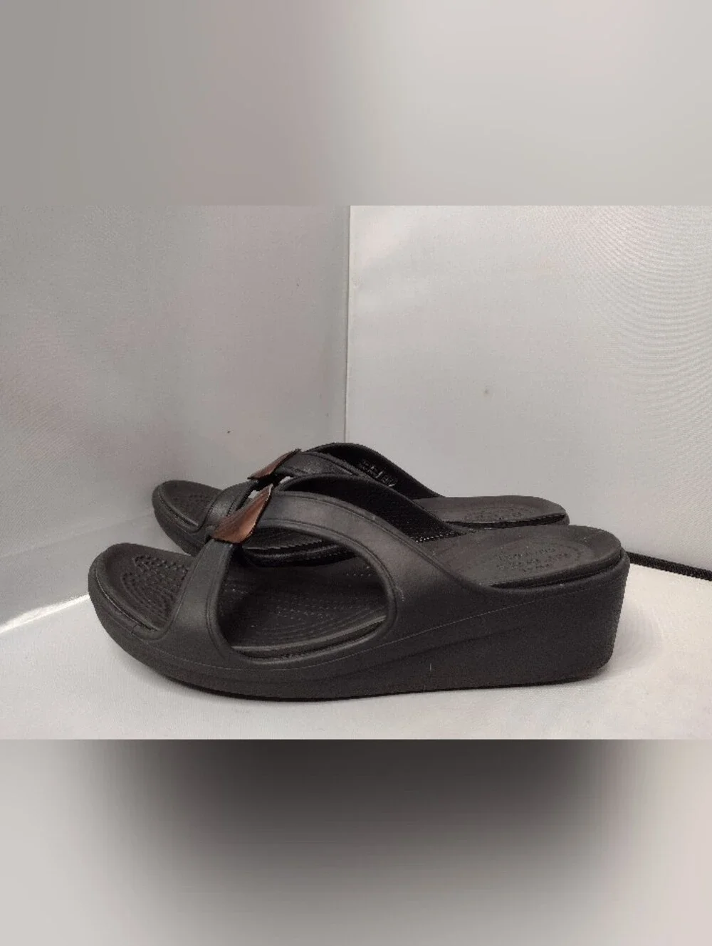Crocs Sanrah Hammered Circle Flip Flops Women Size 5 Black Wedge Sandals X